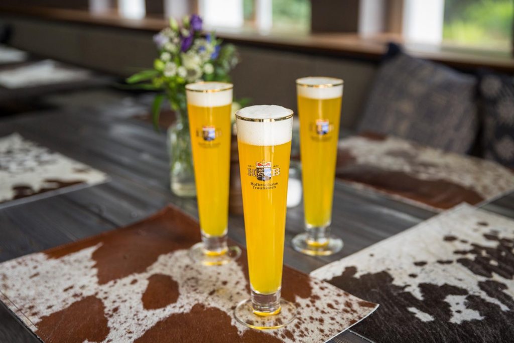 Frisch-gezapftes-Bier-im-Freilich-am-See